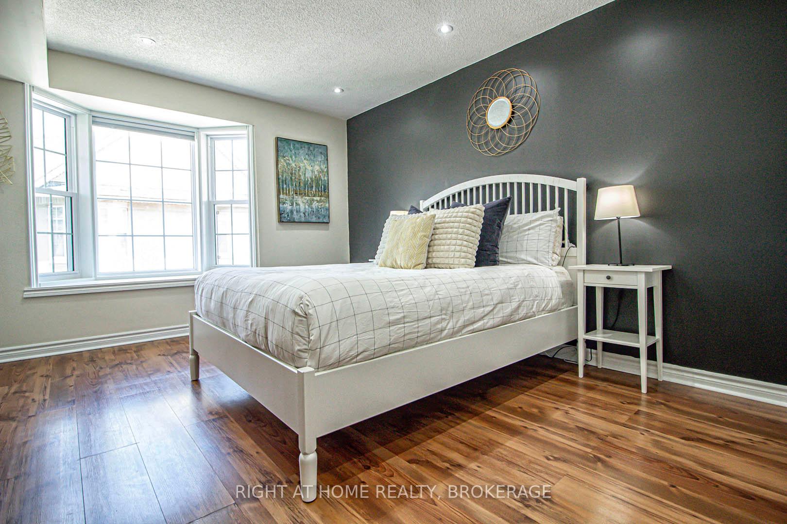 2 Bedrooms Condo at 1451 Walker’s, Burlington For sale