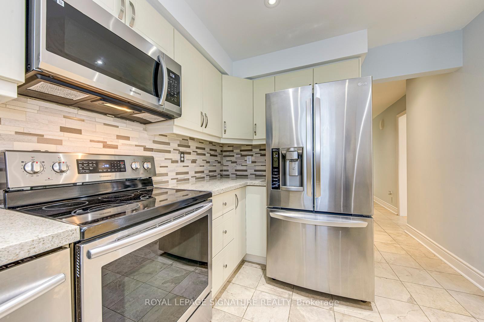 3 Bedrooms Condo at 5659 Glen Erin, Mississauga For sale