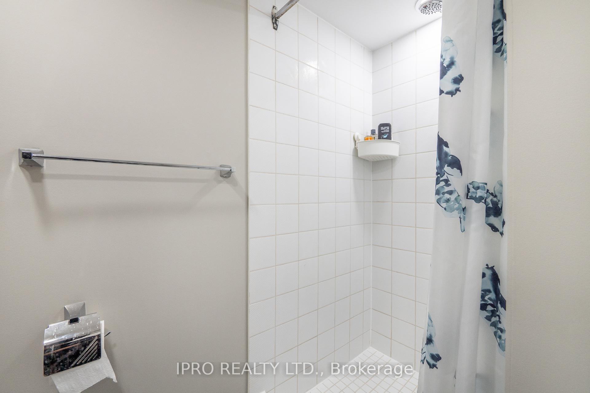 3 Bedrooms Condo at 4460 Tucana, Mississauga For sale