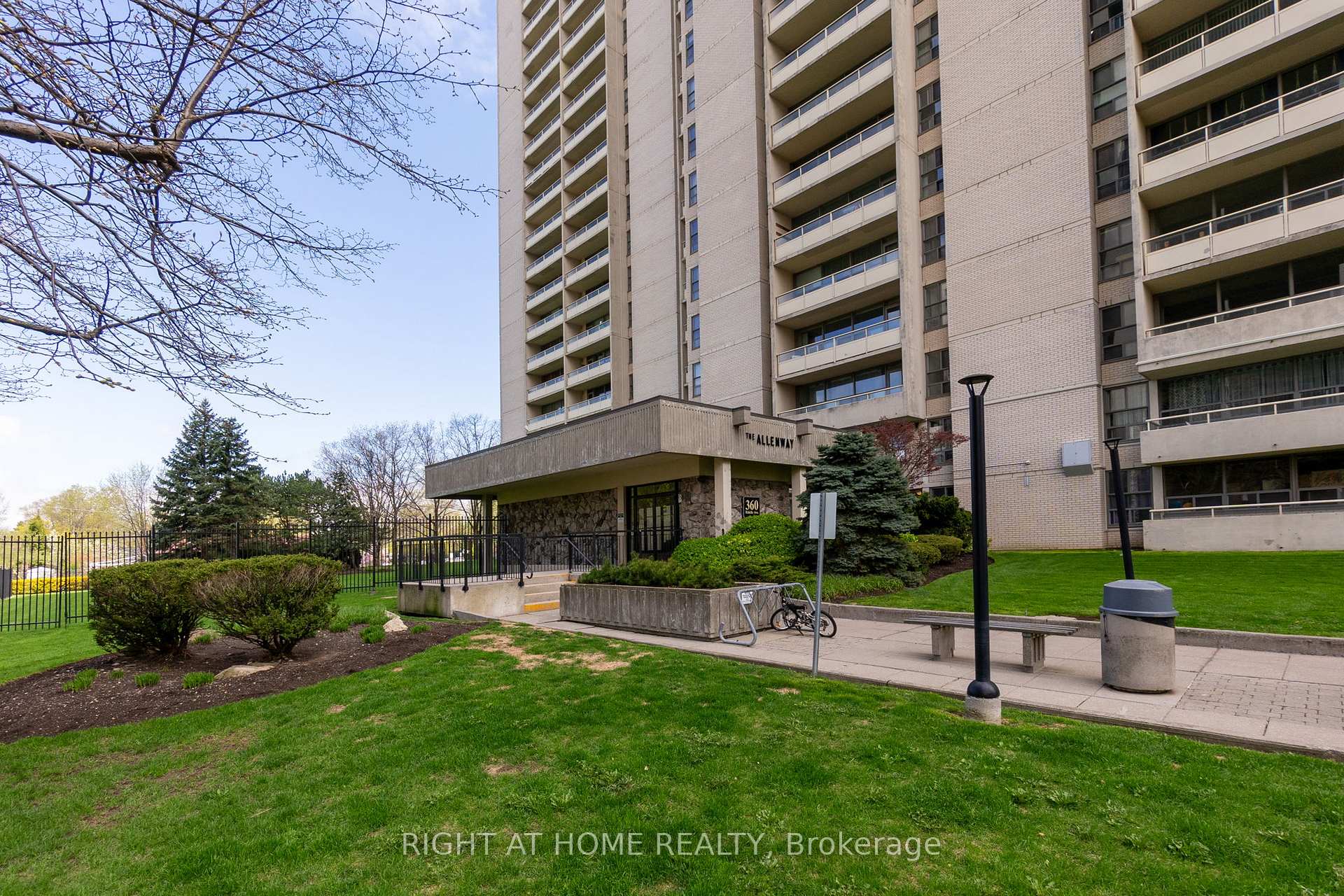 2 Bedrooms Condo at 360 Ridelle, Toronto For sale