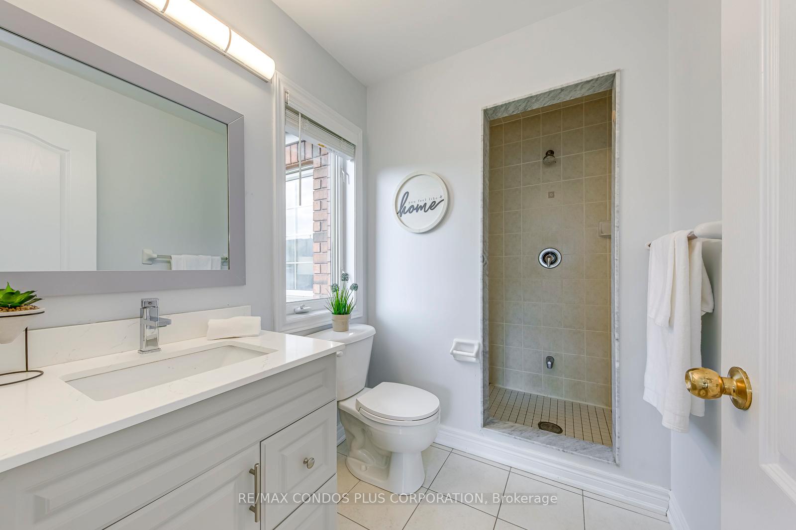 5 Bedrooms Condo at 1015 Galesway, Mississauga For sale