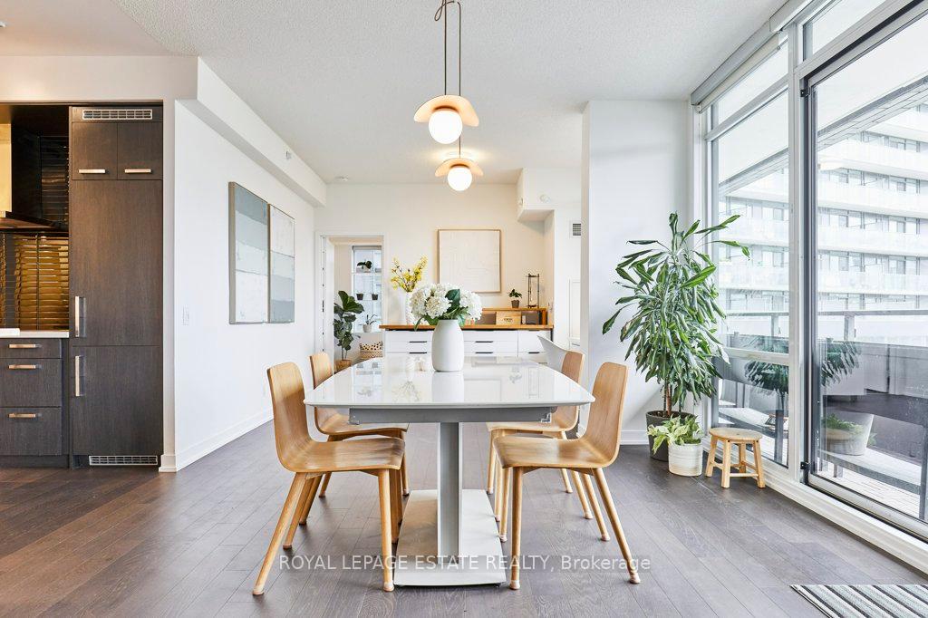3 Bedrooms Condo at 120 Bayview, Toronto For sale