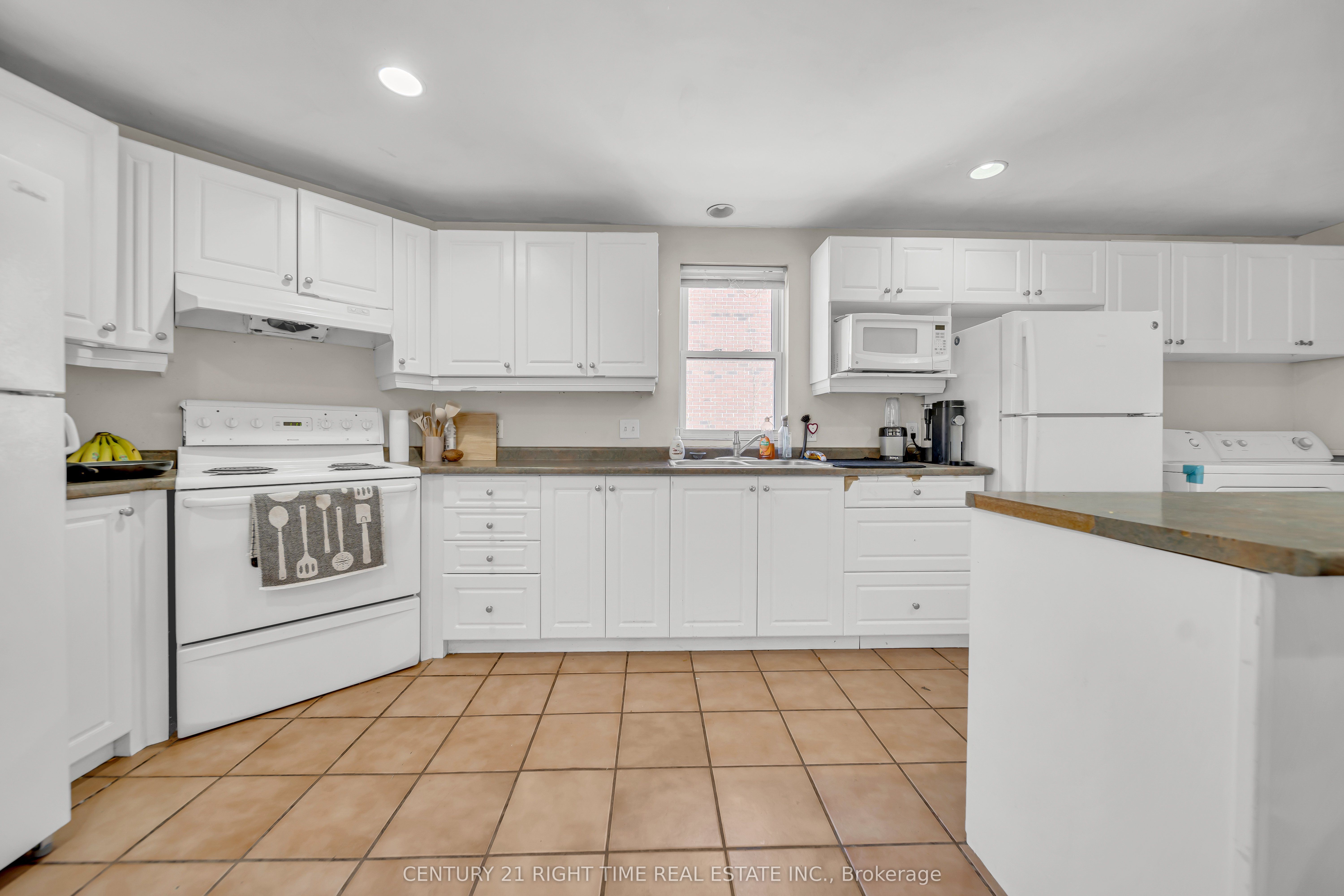 24 Columbia Street W