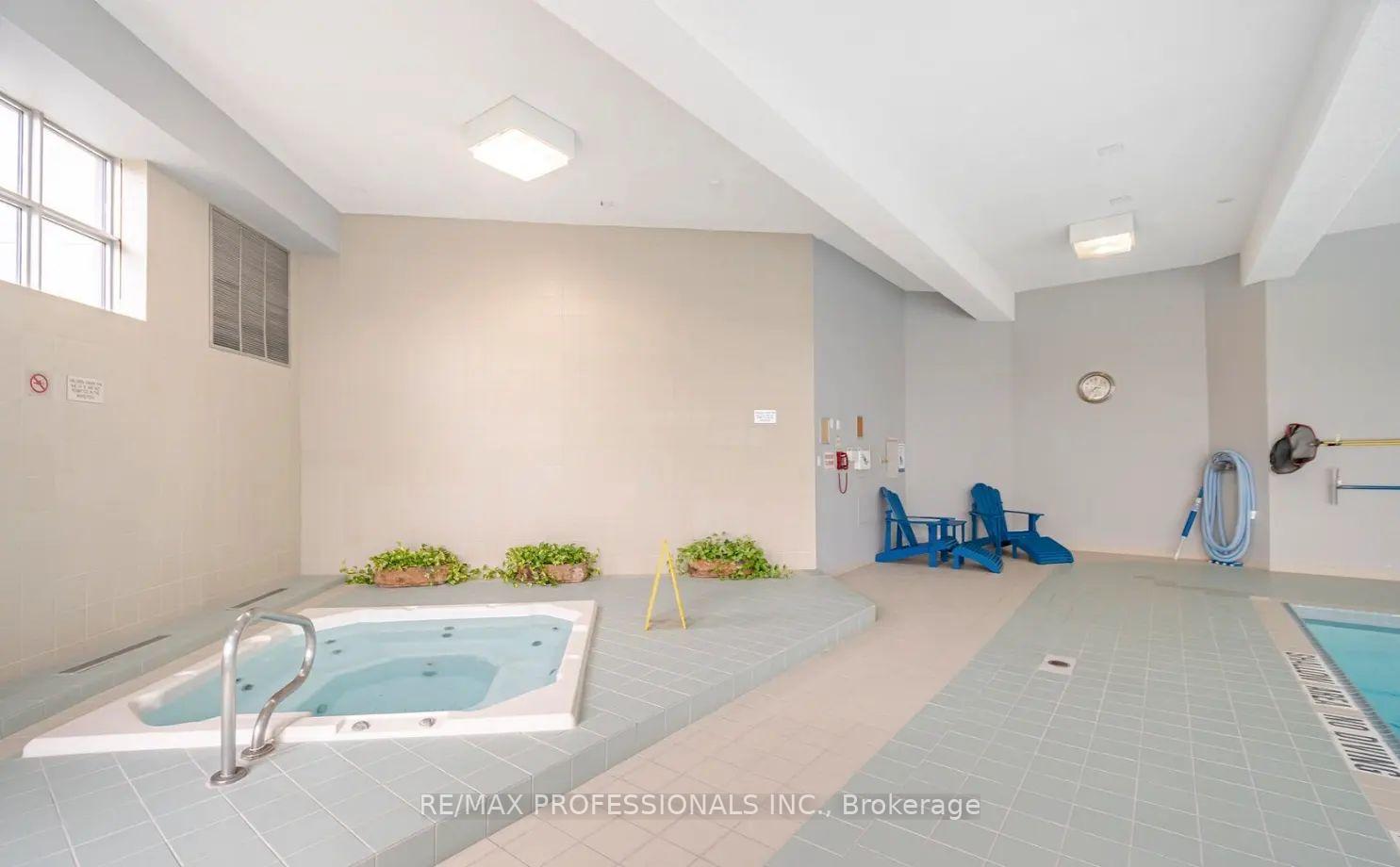 2 Bedrooms Condo at 50 Kingsbridge Garden, Mississauga For sale