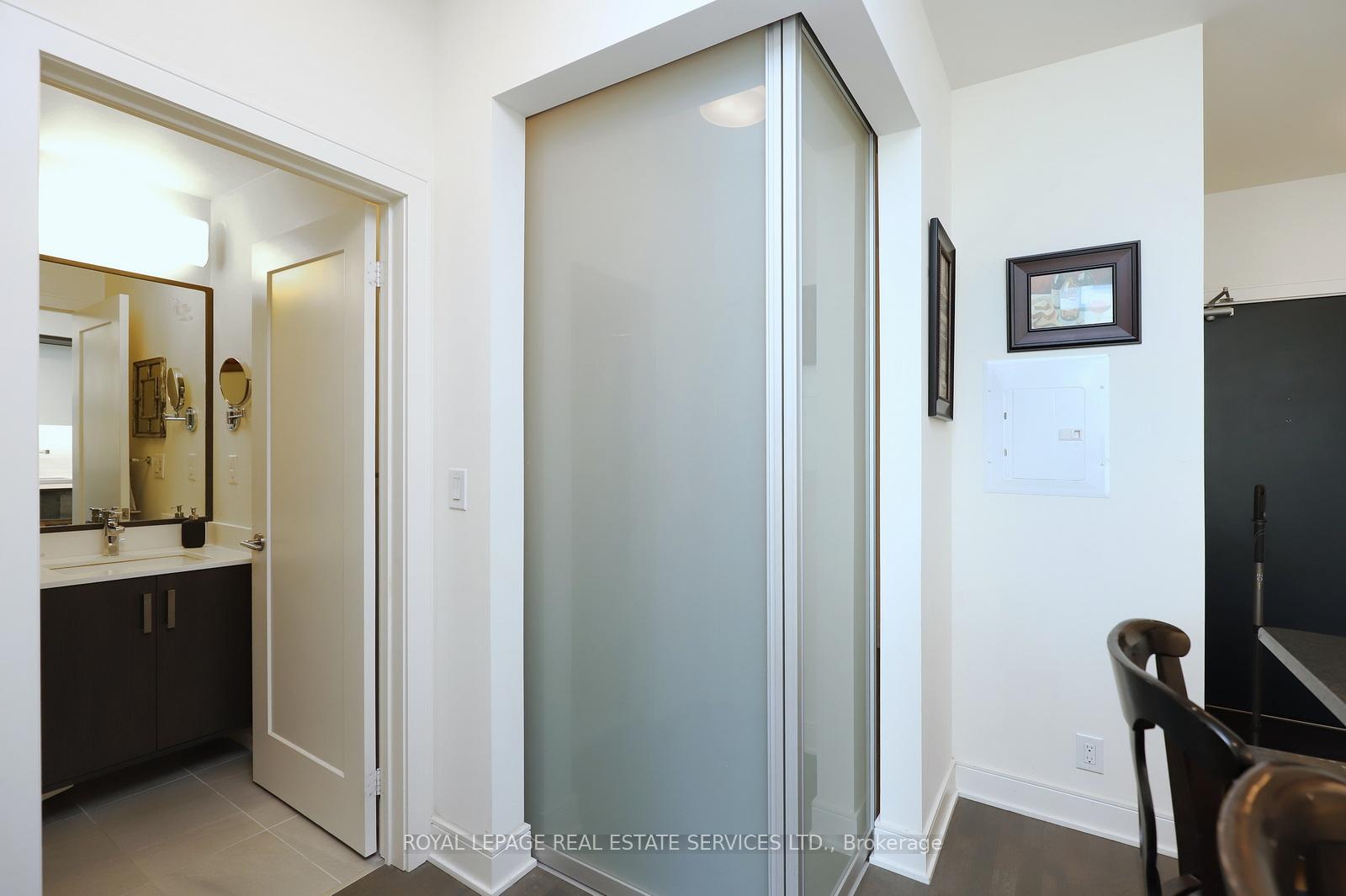 2 Bedrooms Condo at 1575 Lakeshore, Mississauga For sale