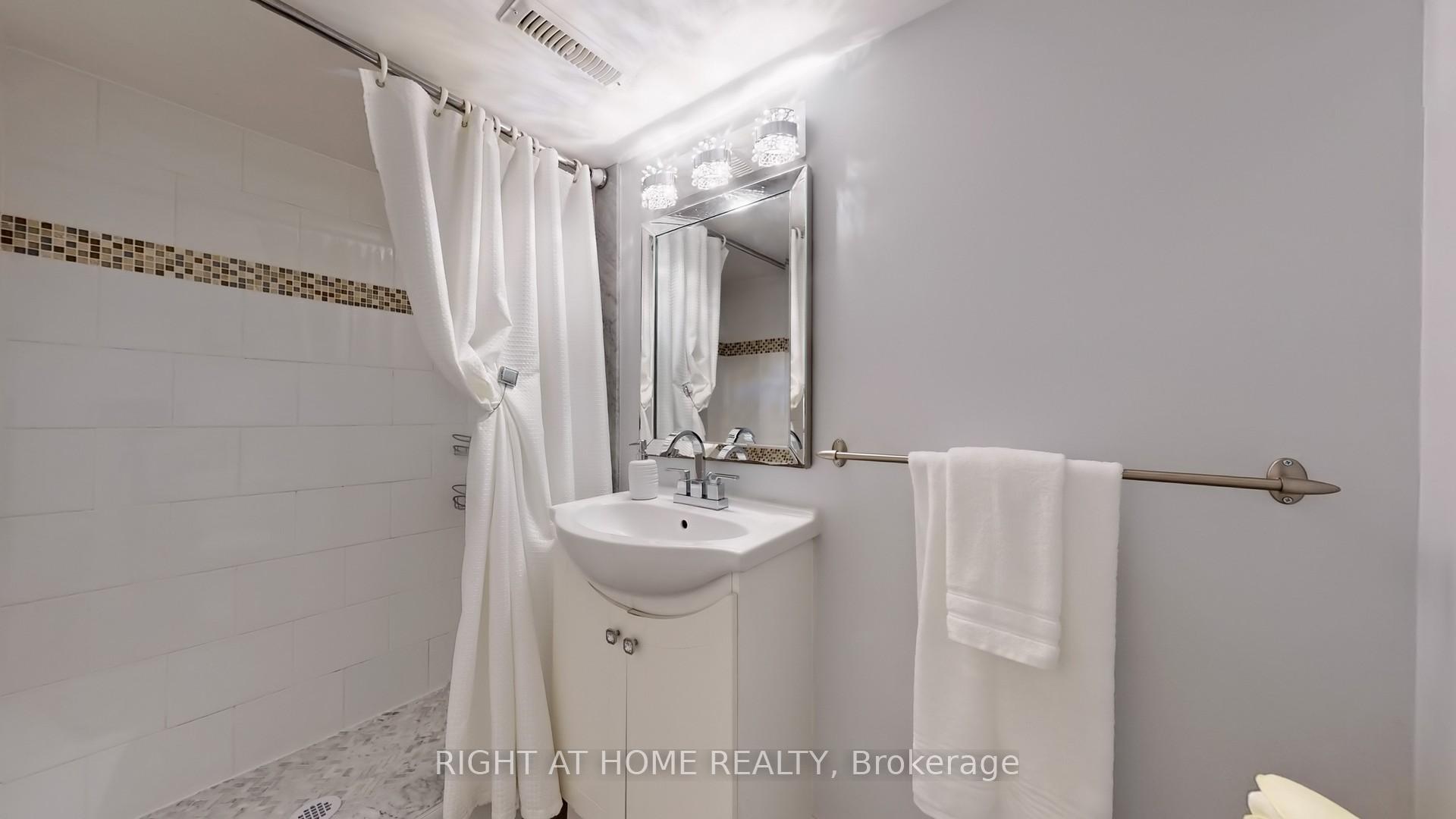 3 Bedrooms Condo at 1951 Rathburn, Mississauga For sale