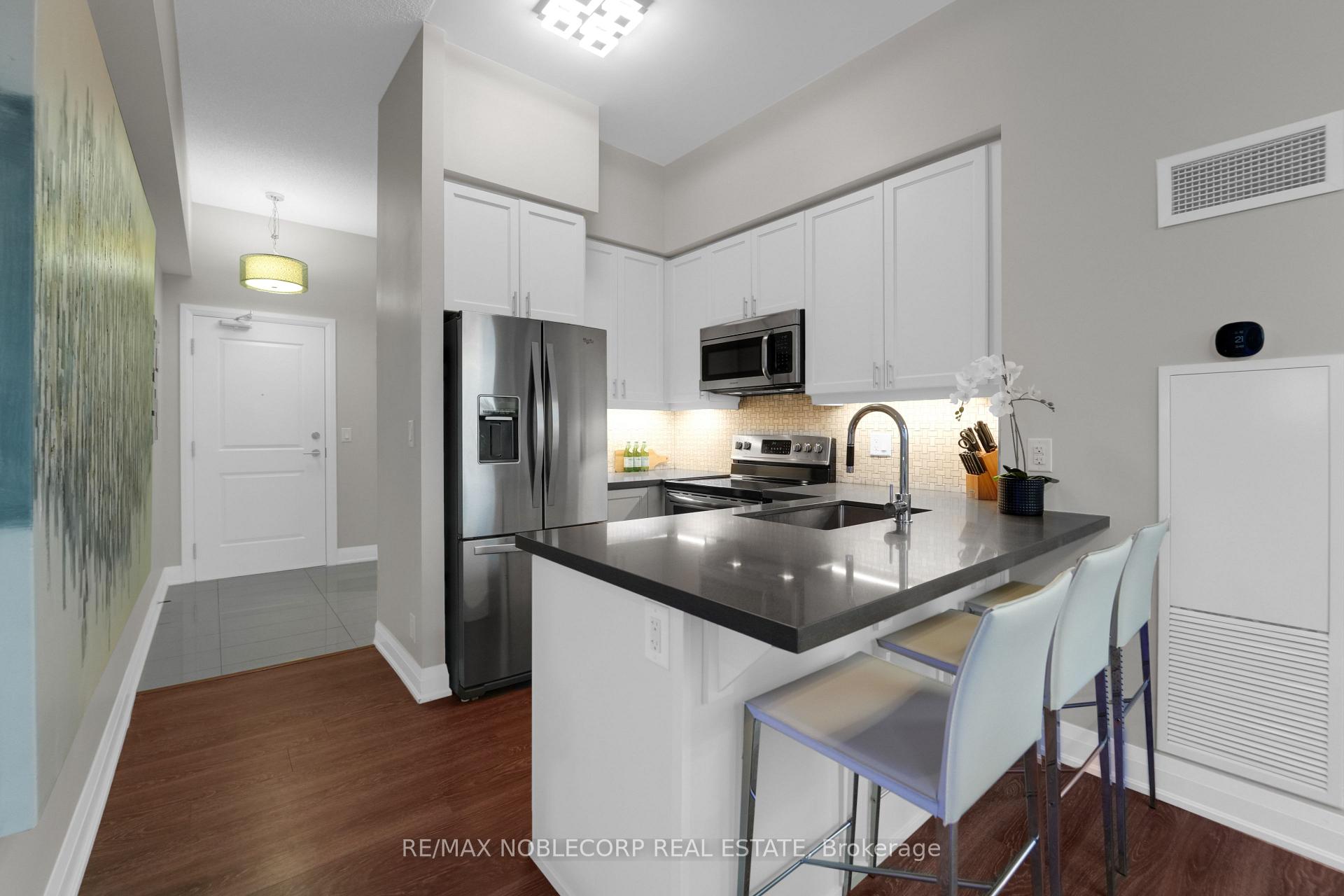 2 Bedrooms Condo at 12 Woodstream, Vaughan For sale