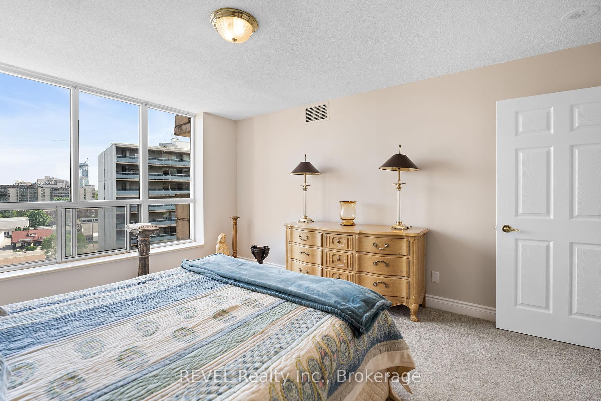 2 Bedrooms Condo at 442 Maple, Burlington For sale