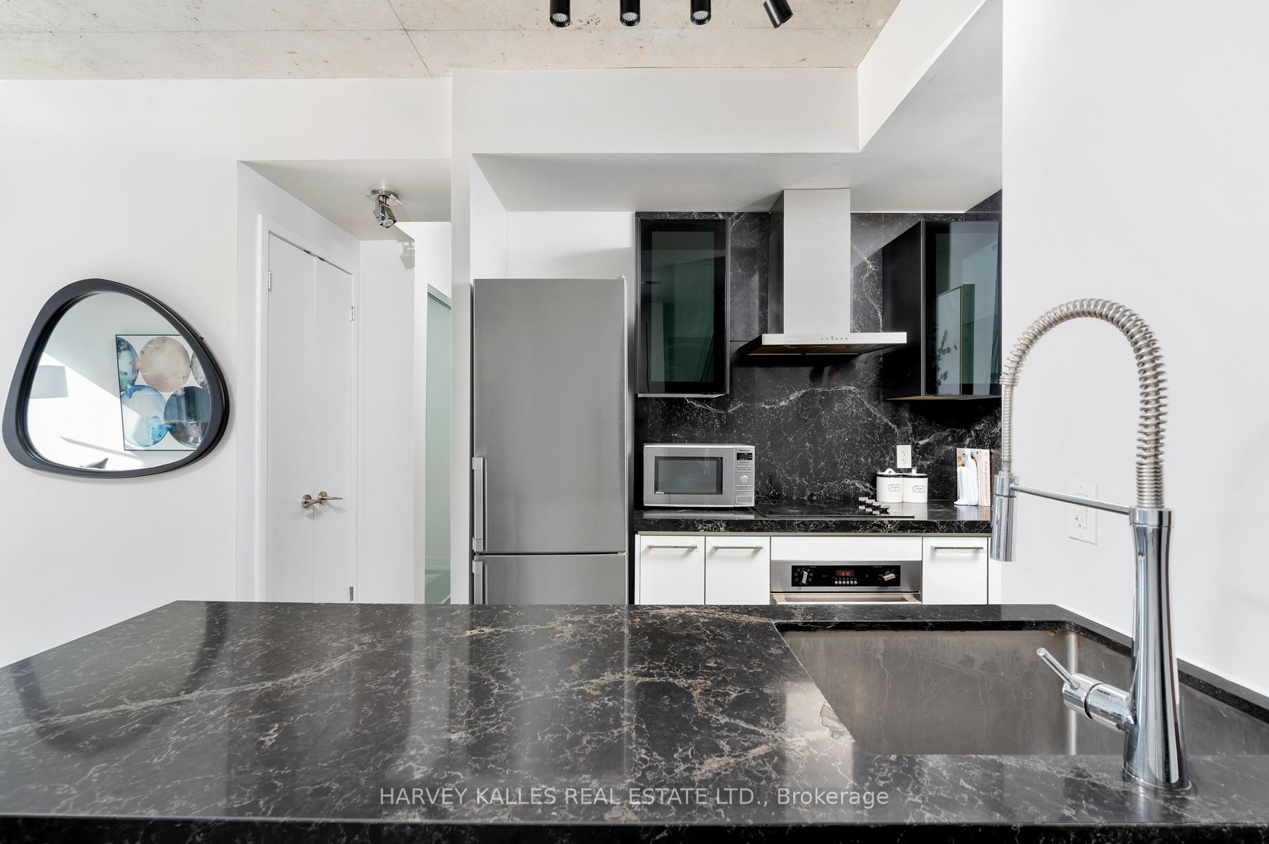 461 Adelaide Street W 827