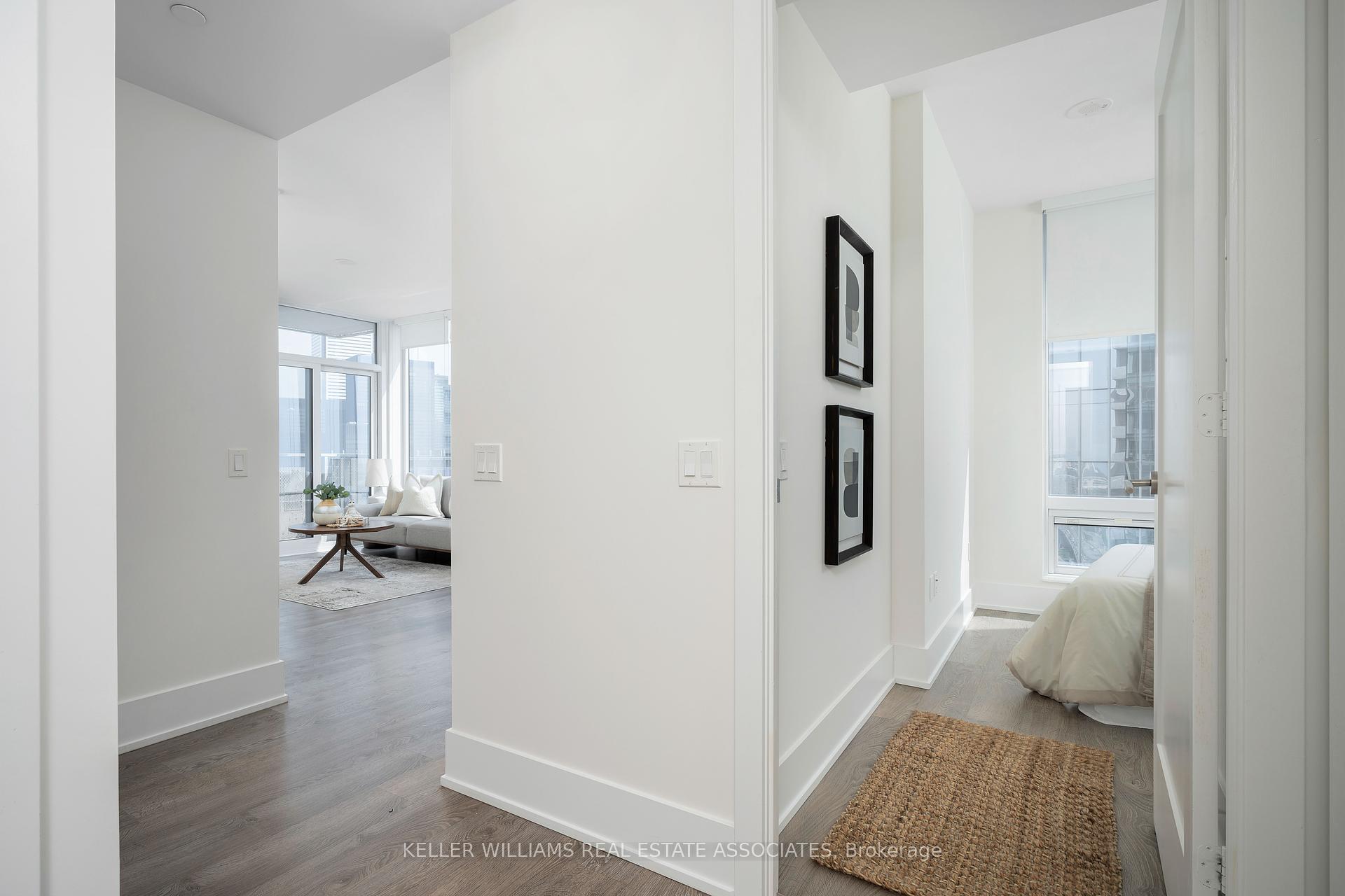2 Bedrooms Condo at 10 York, Toronto For sale