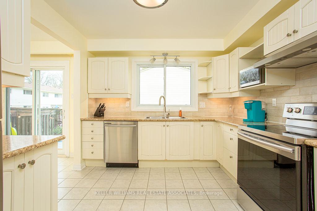 3 Bedrooms Condo at 2216 Upper Middle, Burlington For sale