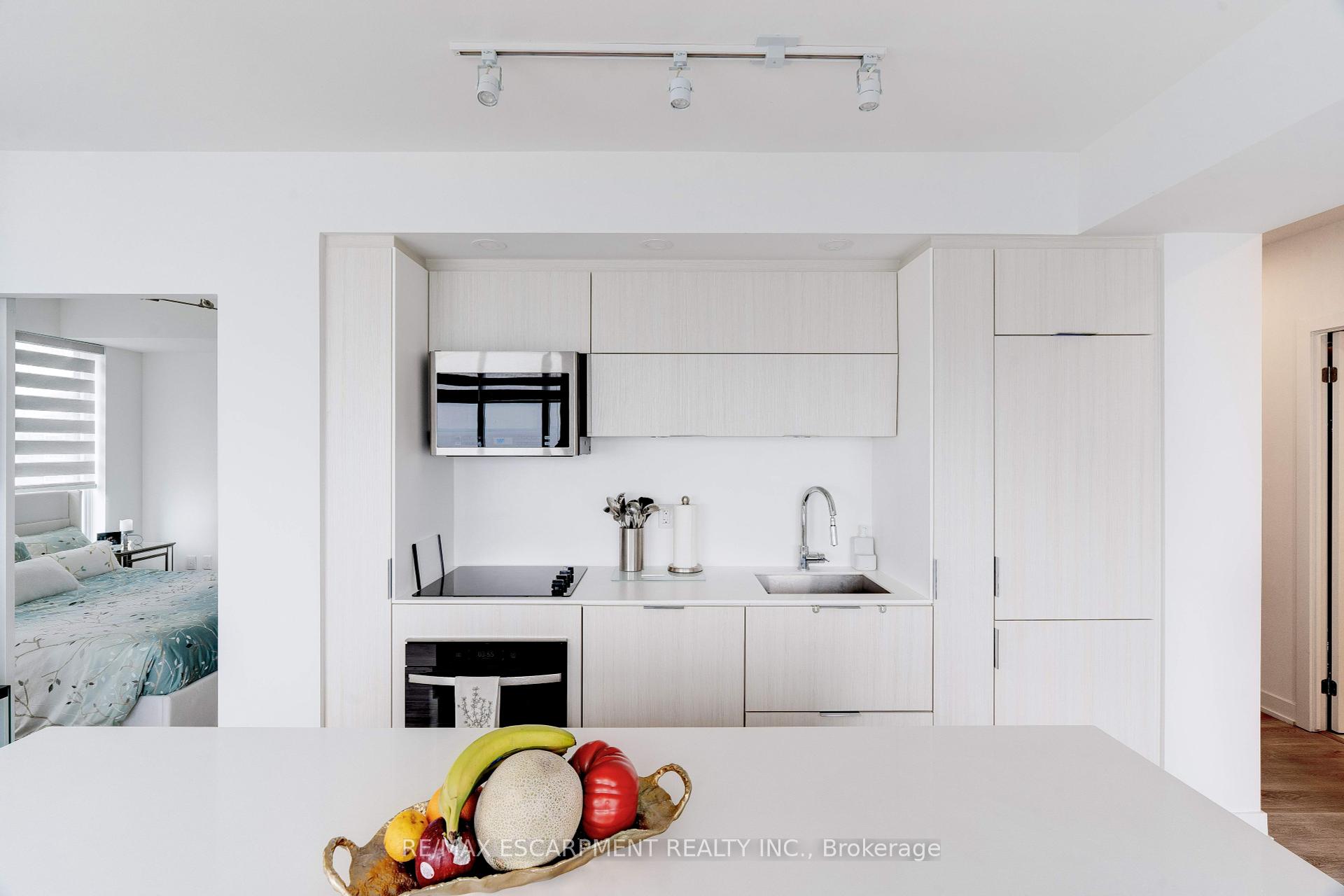 2 Bedrooms Condo at 370 Martha, Burlington For sale