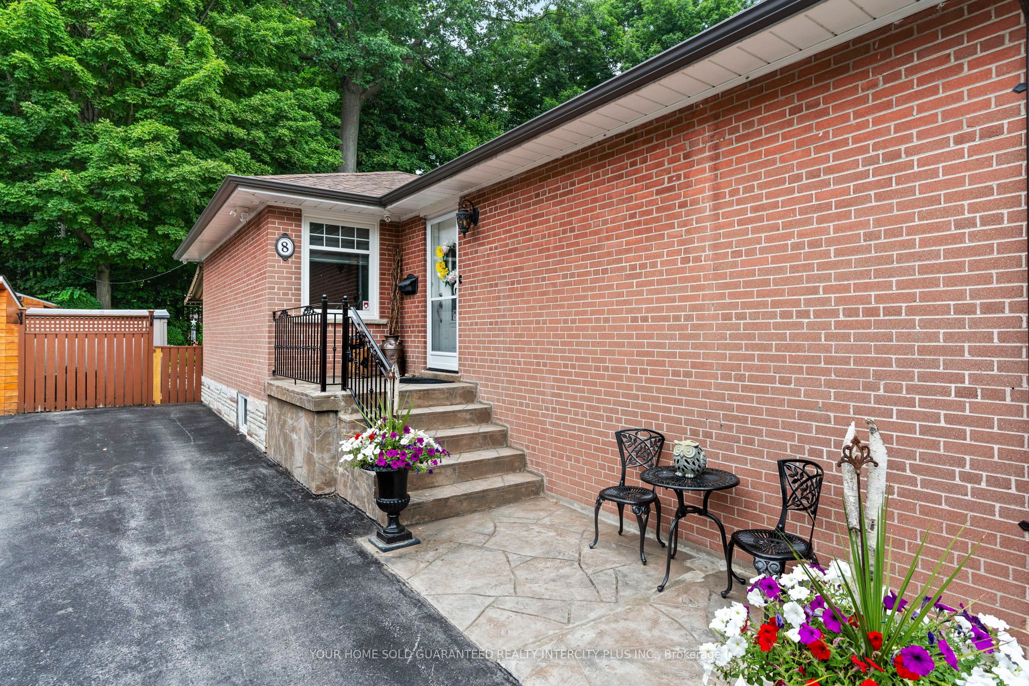 8 Neapolitan Drive