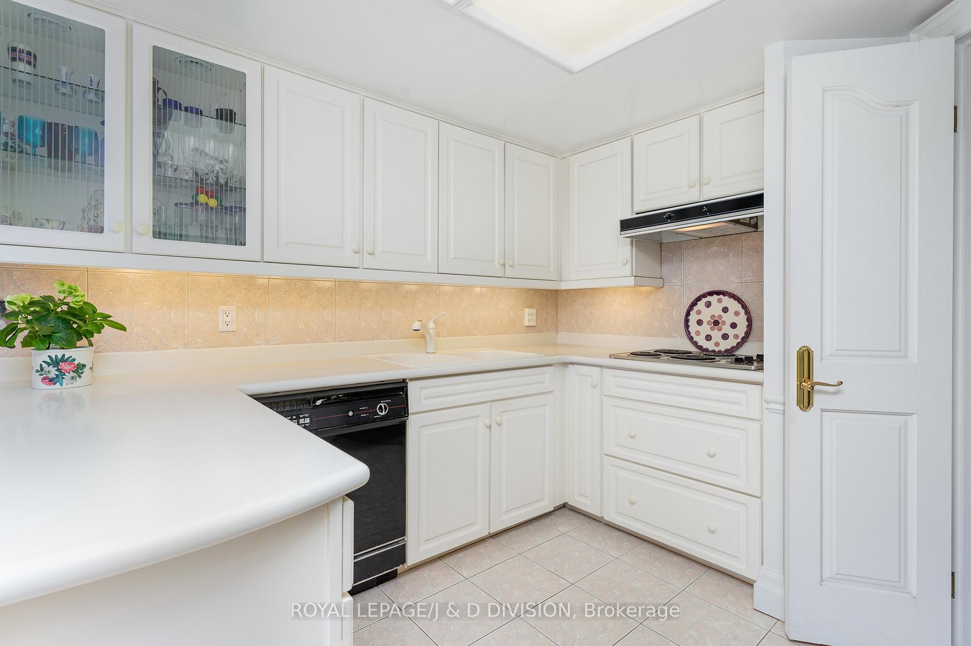 3 Bedrooms Condo at 225 The Donway, Toronto For sale