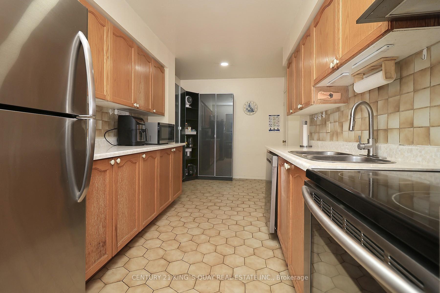 4 Bedrooms Condo at 25 Whitecap, Toronto For sale