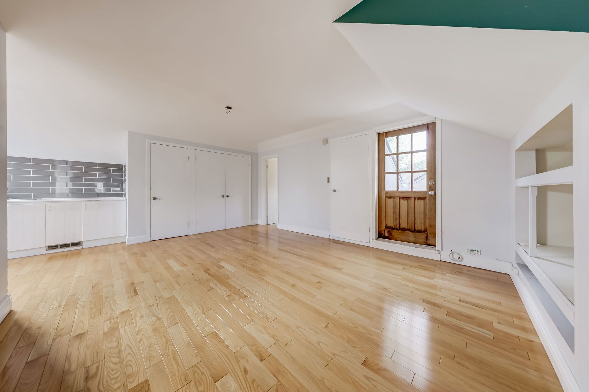 1200 Avenue Road Upper#3