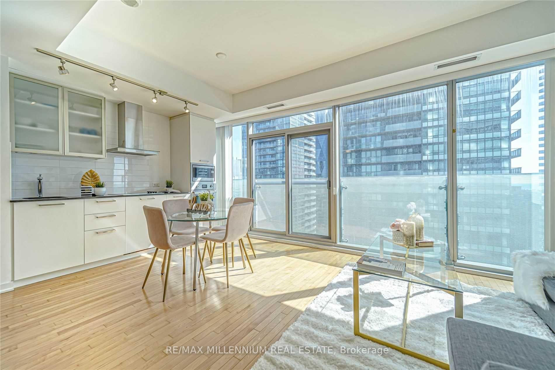 2 Bedrooms Condo at 14 York, Toronto For sale