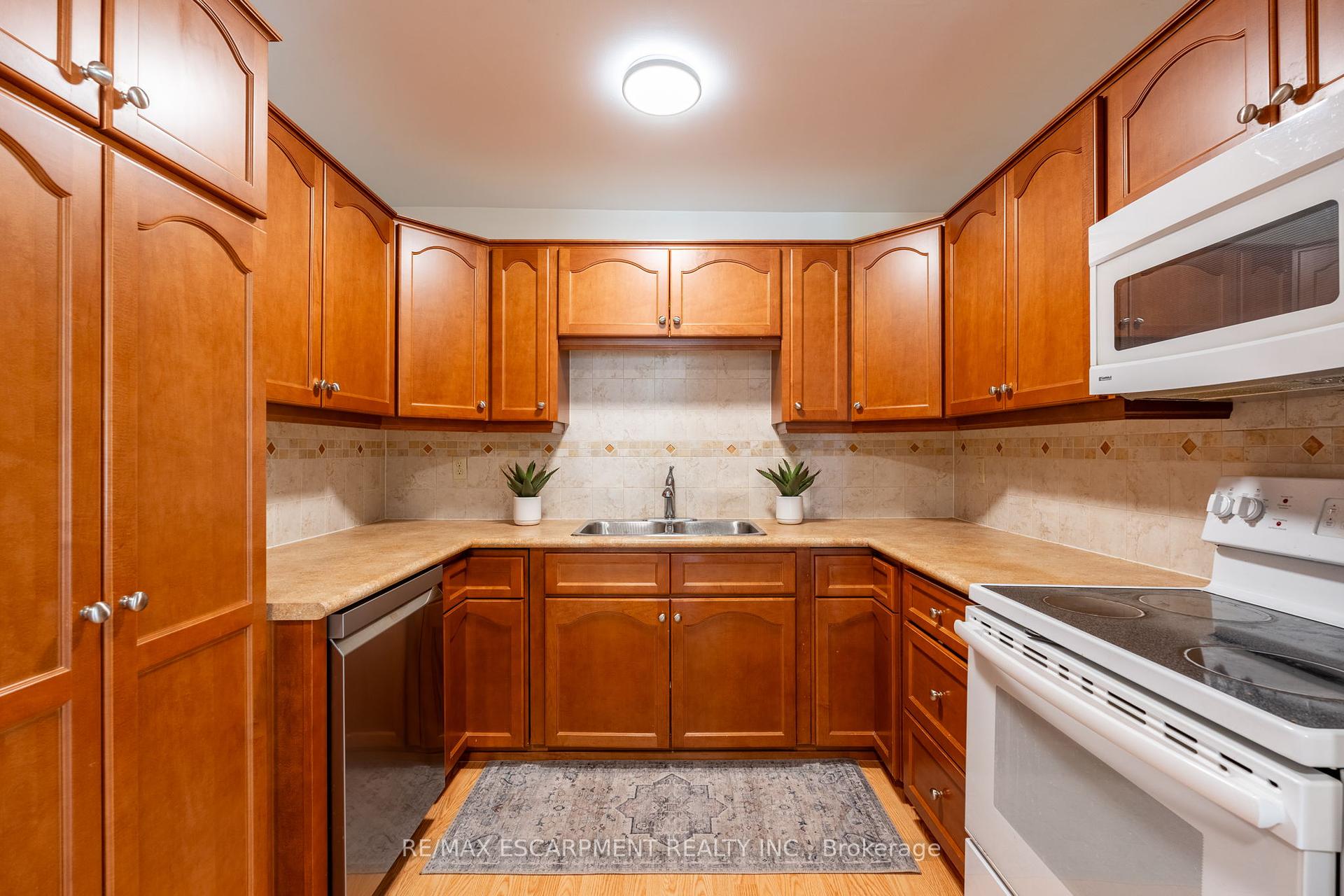 3 Bedrooms Condo at 2301 Cavendish, Burlington For sale