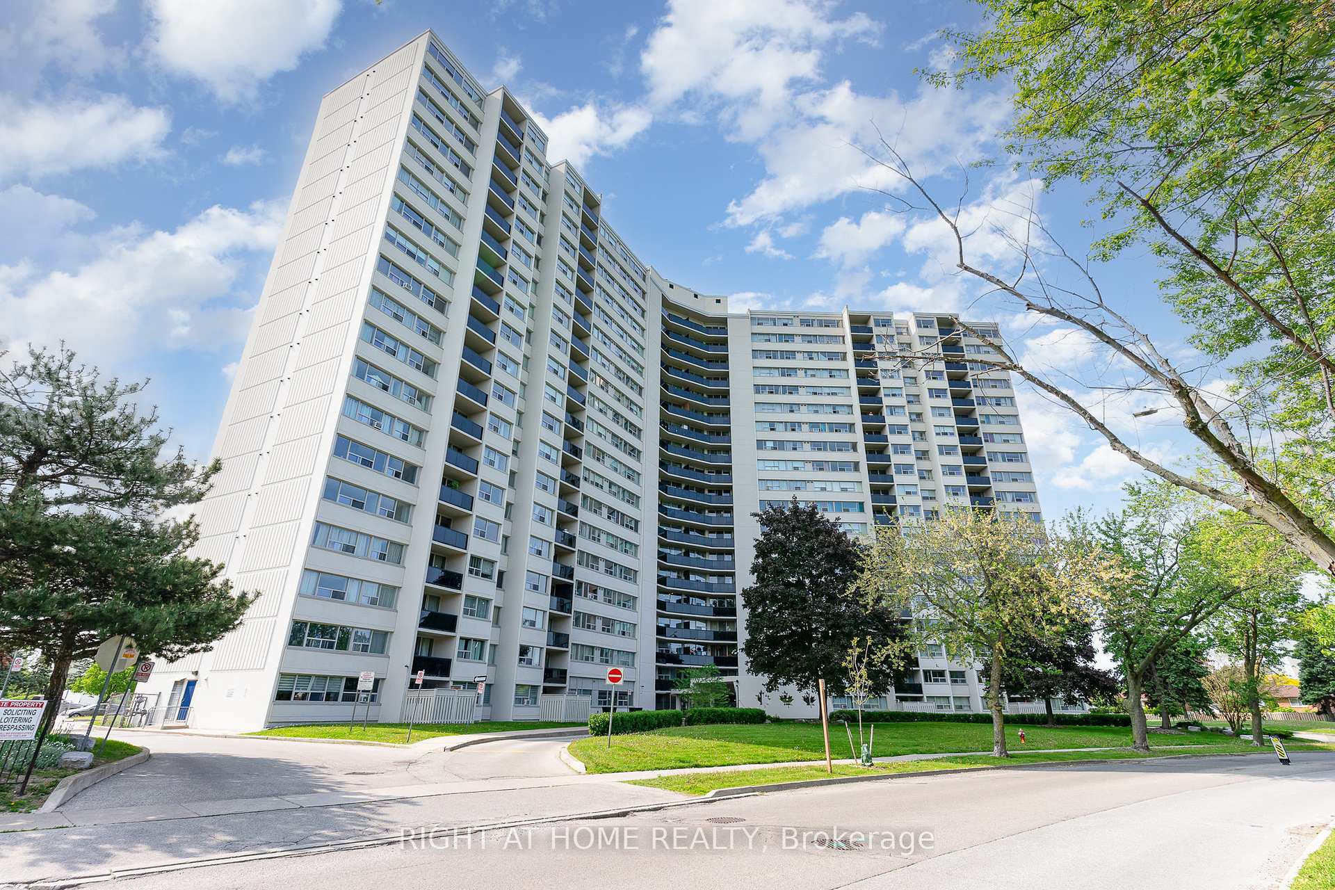 3 Bedrooms Condo at 530 Lolita, Mississauga For sale