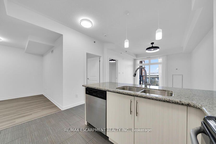 2 Bedrooms Condo at 5317 Upper Middle, Burlington For sale