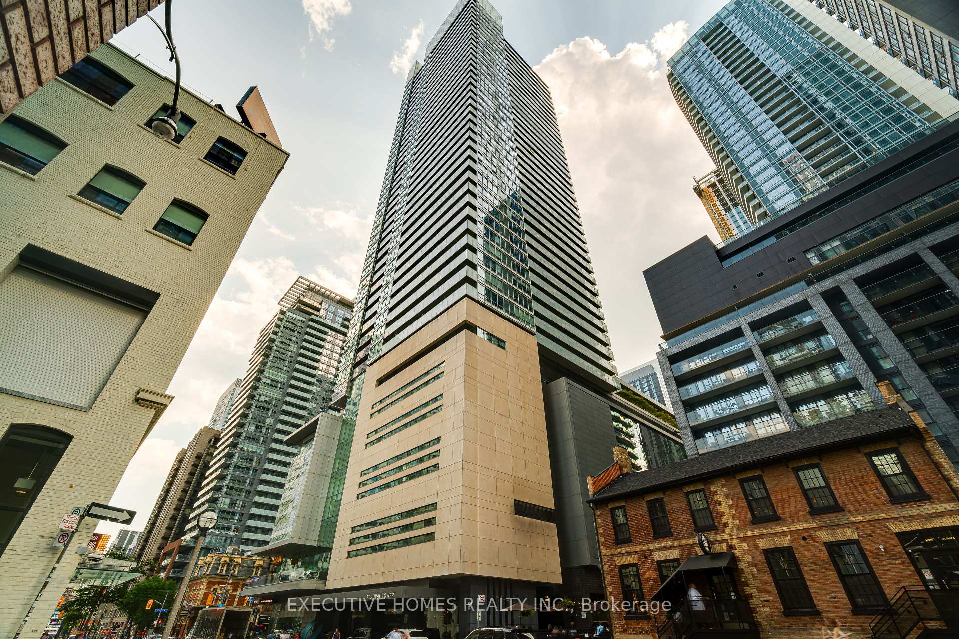 2 Bedrooms Condo at 80 John, Toronto For sale