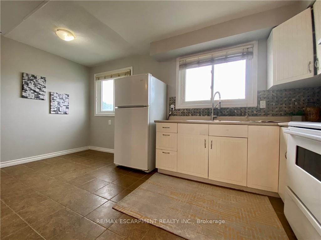 3 Bedrooms Condo at 1025 Upper Gage, Hamilton For sale