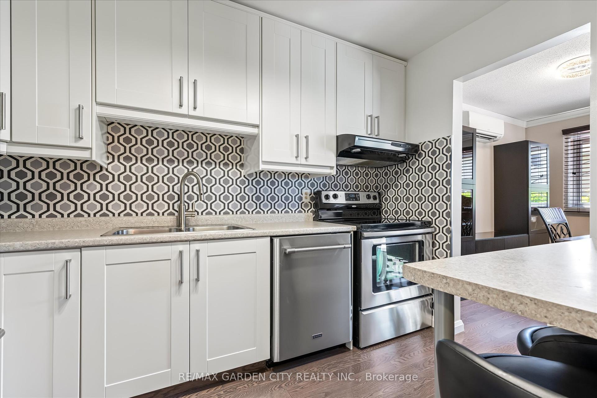 3 Bedrooms Condo at 5005 Pinedale, Burlington For sale