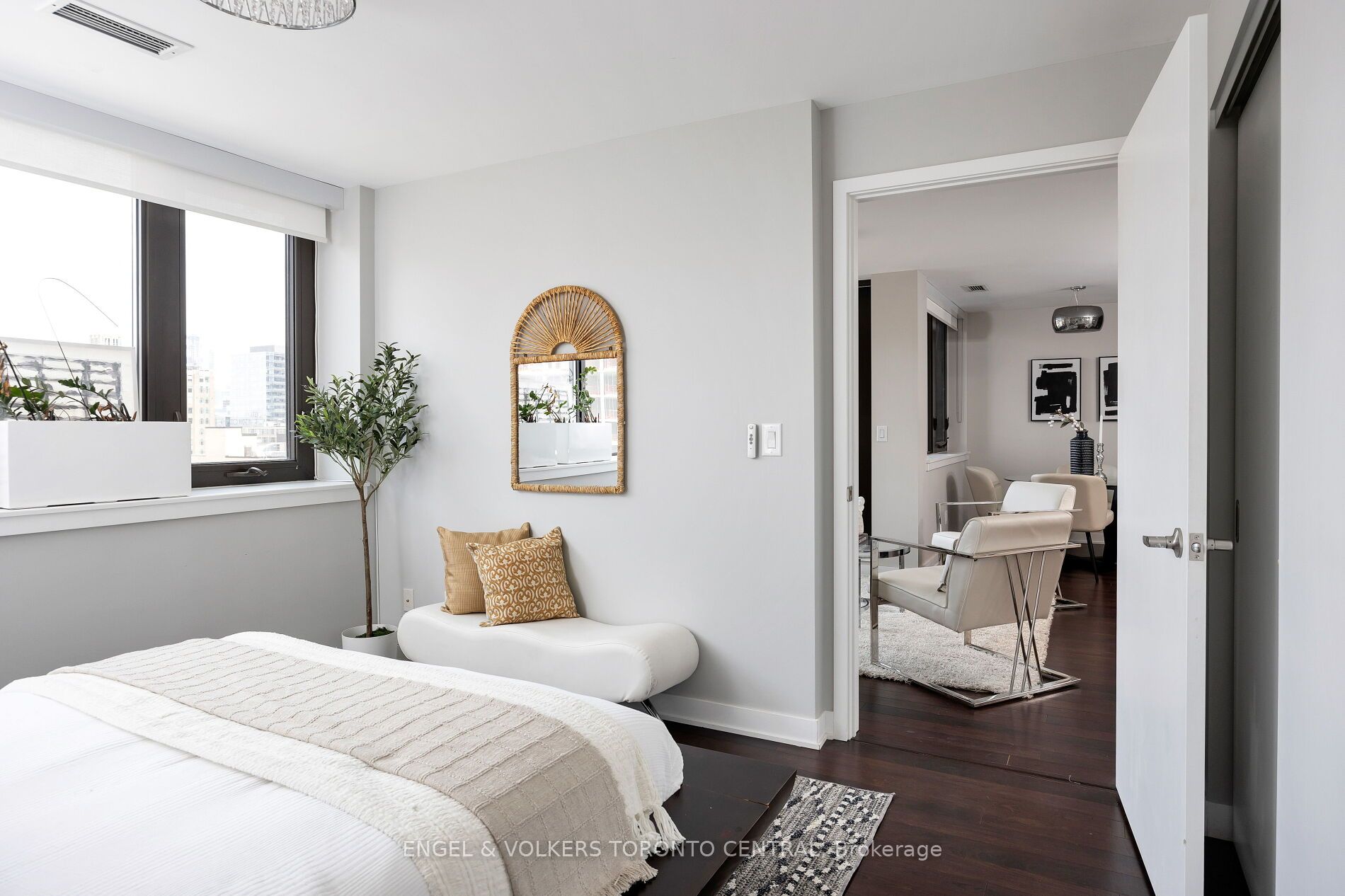 400 Wellington Street W, #1001