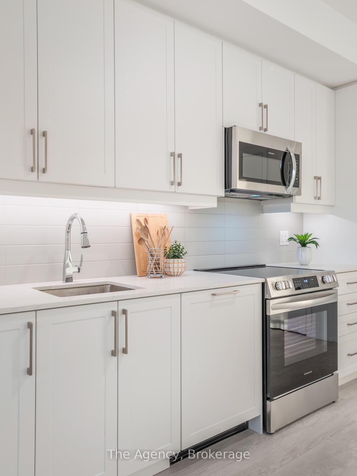 2 Bedrooms Condo at 2450 Old Bronte, Oakville For sale