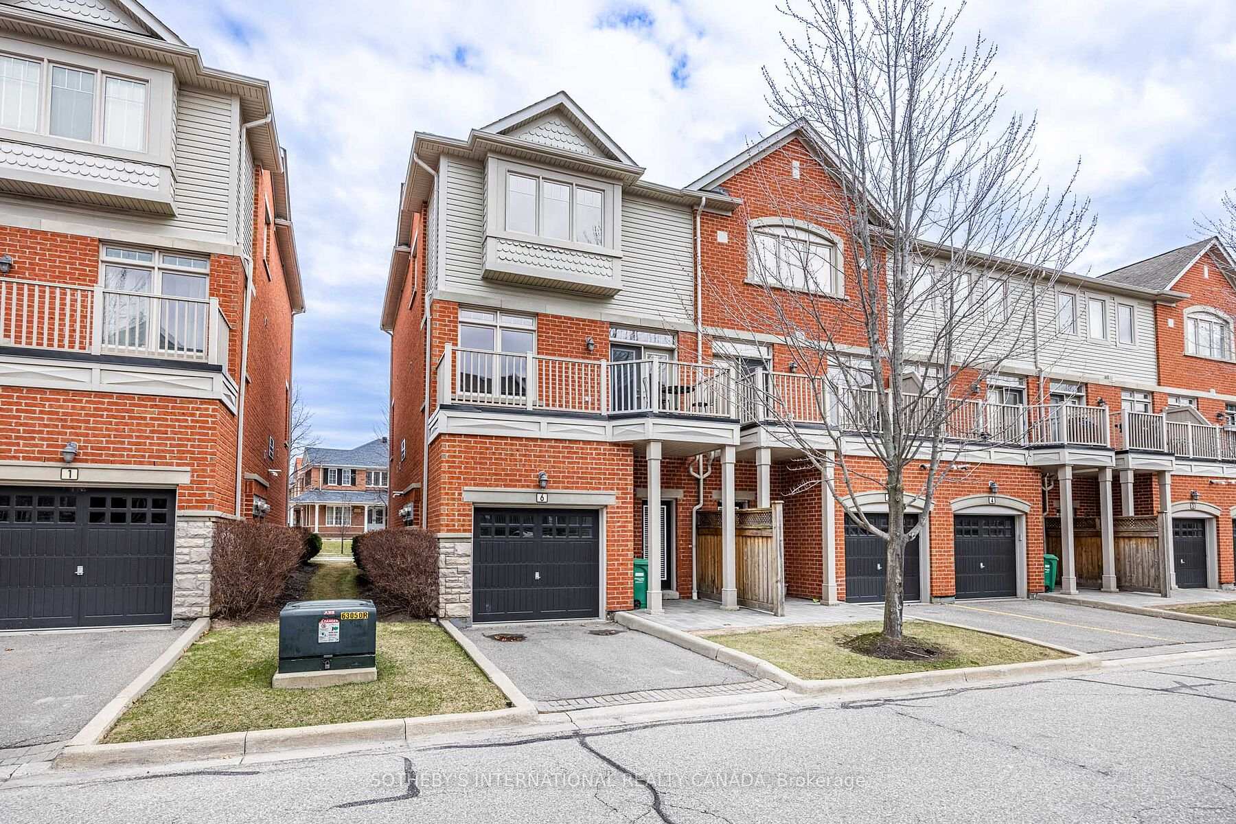 4 Bedrooms Condo at 5700 Tosca, Mississauga For sale