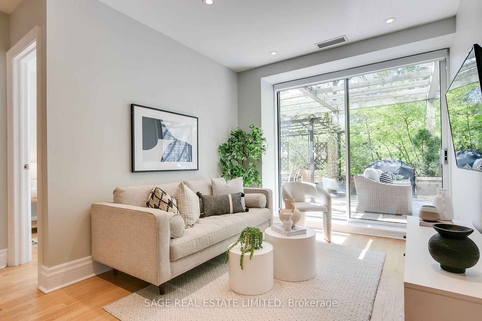 2 Bedrooms Condo at 111 Merton, Toronto For sale