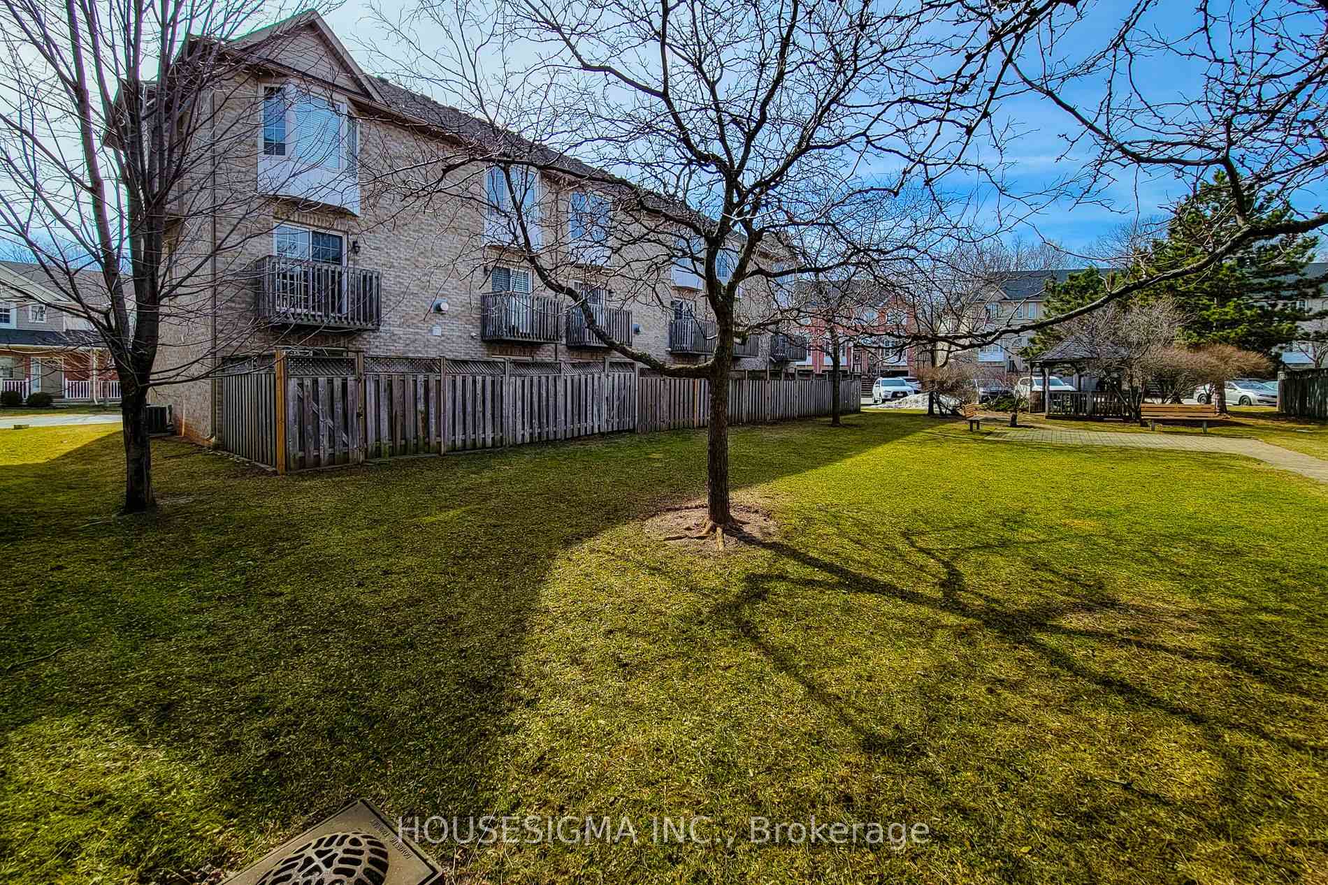 2 Bedrooms Condo at 3480 Upper Middle, Burlington For sale