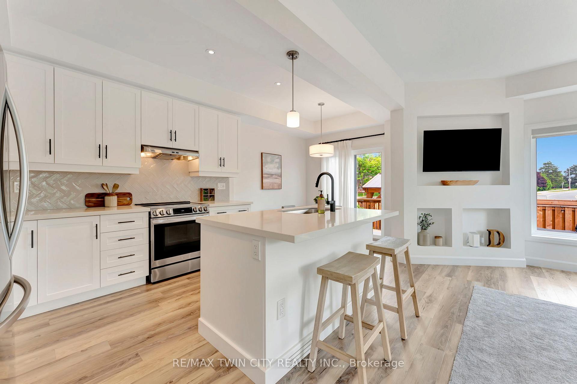 3 Bedrooms Condo at 4 Southam, Hamilton For sale