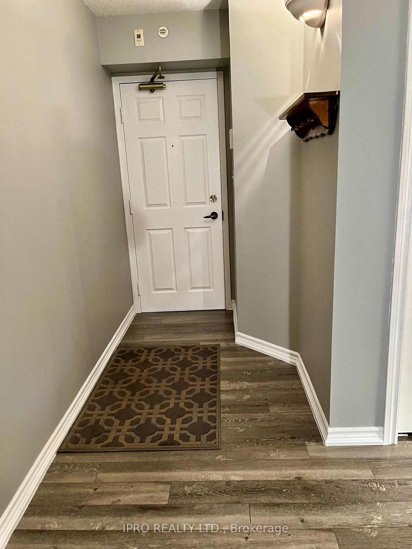 2 Bedrooms Condo at 4013 Kilmer, Burlington For sale