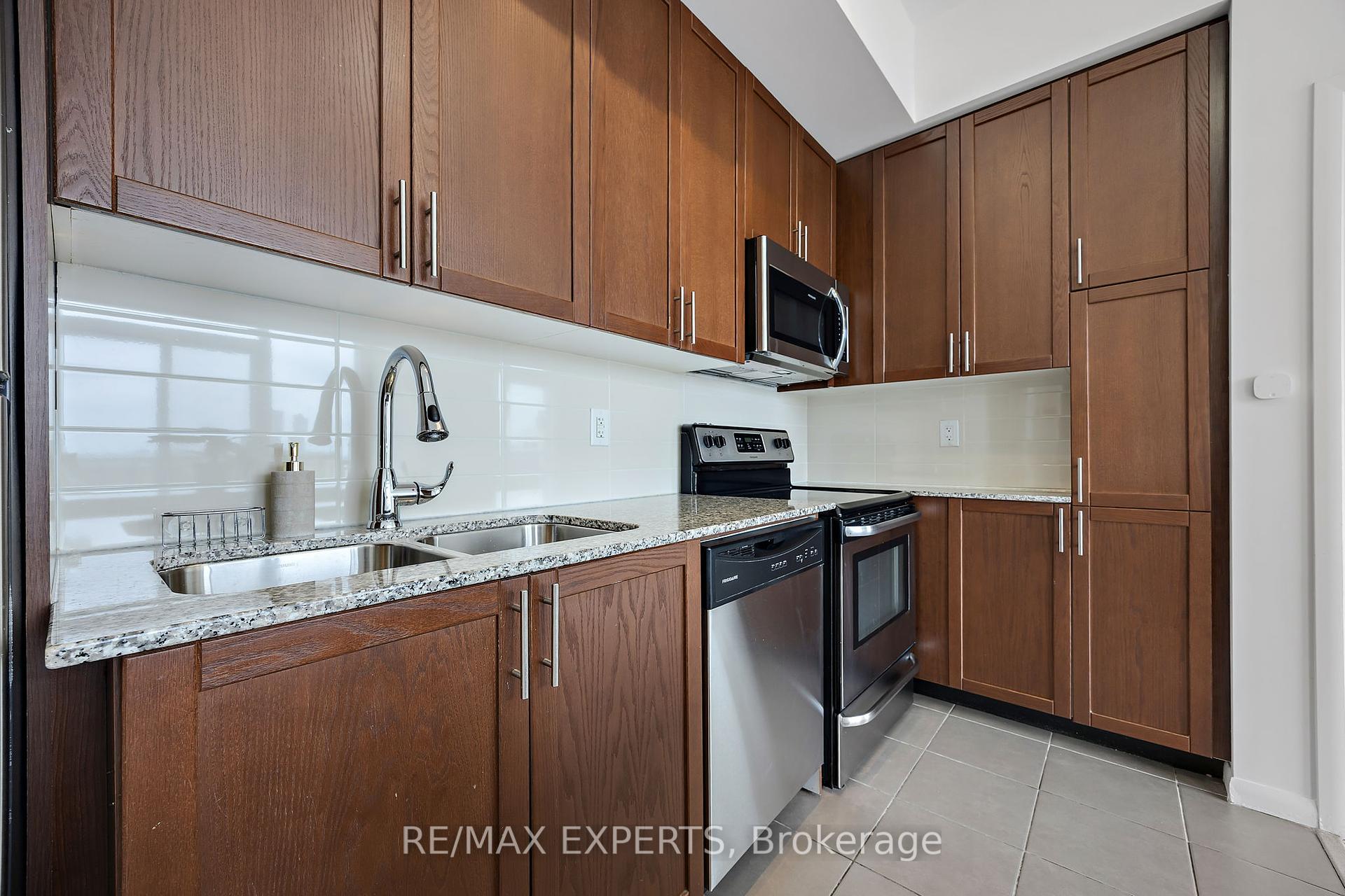 3 Bedrooms Condo at 36 Via Bagnato, Toronto For sale