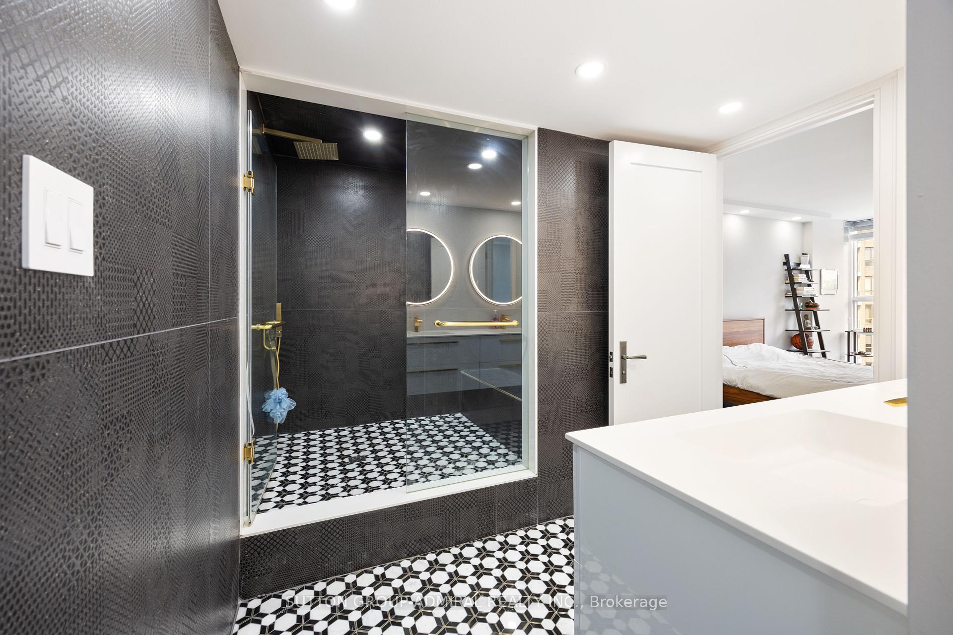 2 Bedrooms Condo at 131 Beecroft, Toronto For sale