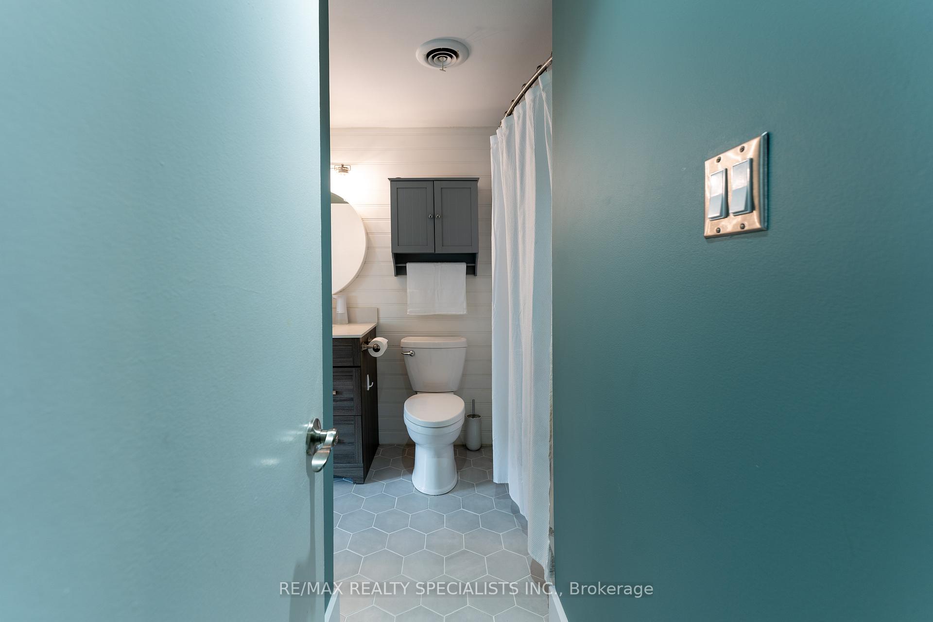 3 Bedrooms Condo at 2050 Upper Middle, Burlington For sale