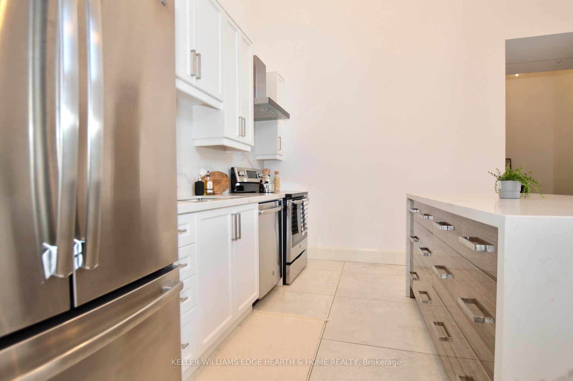 2 Bedrooms Condo at 112 King,  Hamilton For sale