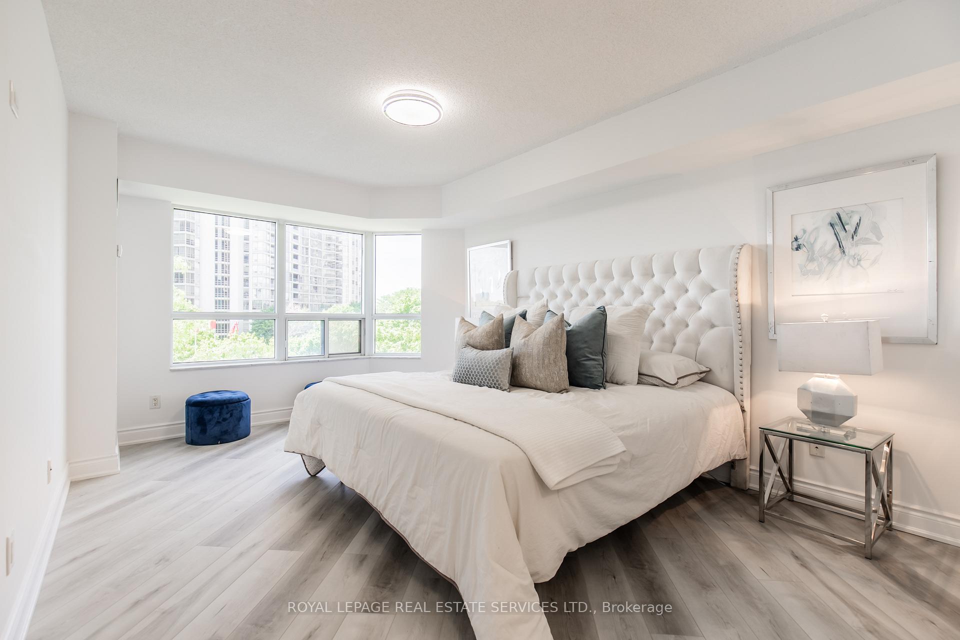 3 Bedrooms Condo at 25 Kingsbridge Garden, Mississauga For sale