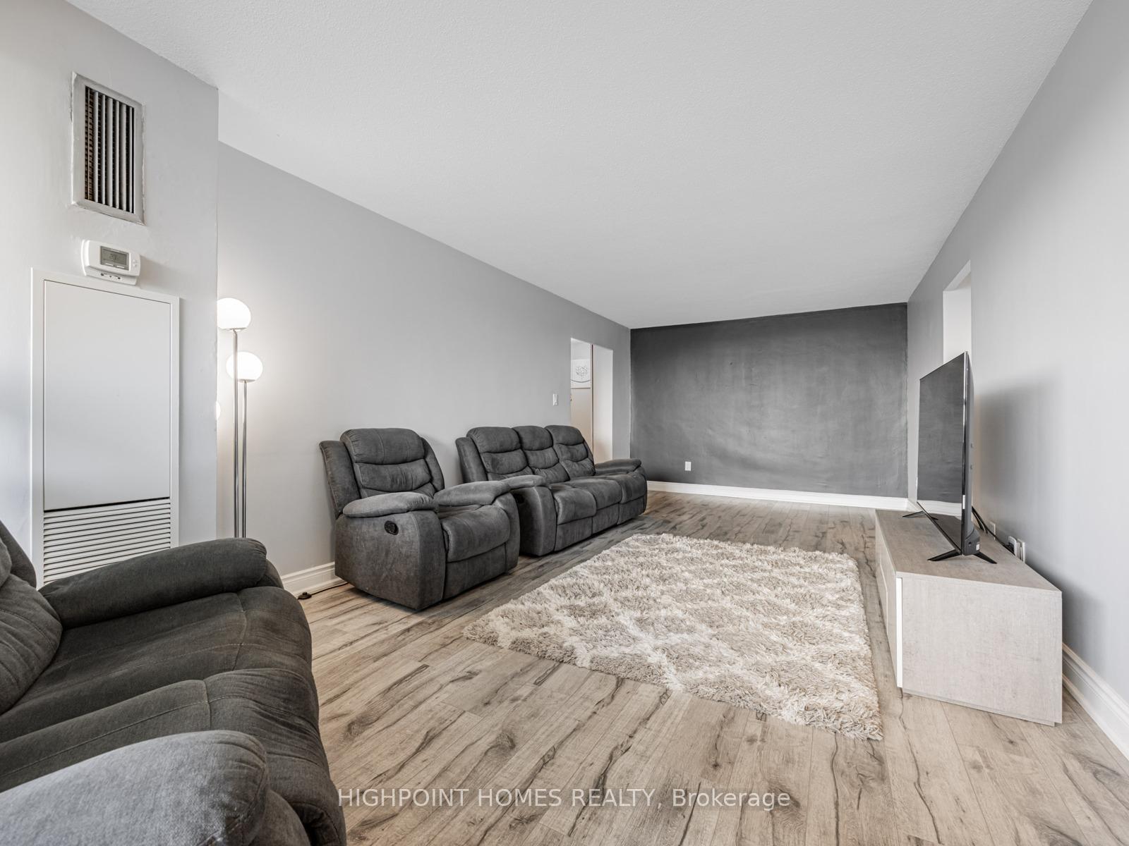 3 Bedrooms Condo at 10 Edgecliff, Toronto For sale