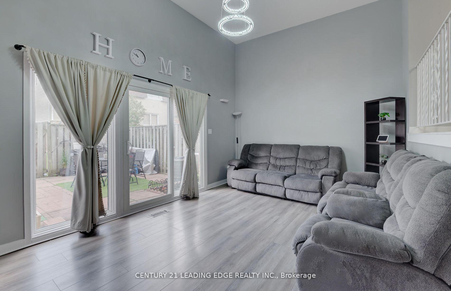 3 Bedrooms Condo at 11 Harrisford, Hamilton For sale