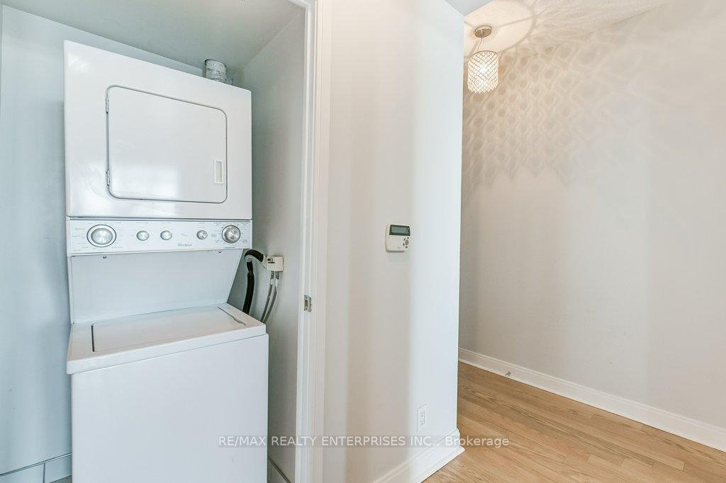 2 Bedrooms Condo at 80 Absolute, Mississauga For sale