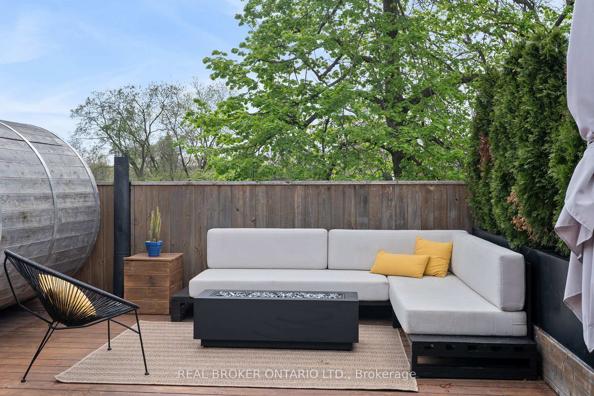 2 Bedrooms Condo at 300 Avenue, Toronto For sale