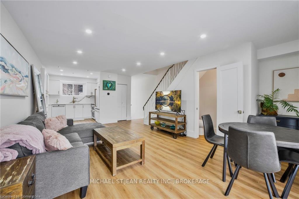 2 Bedrooms Condo at 621 Francis, Burlington For sale