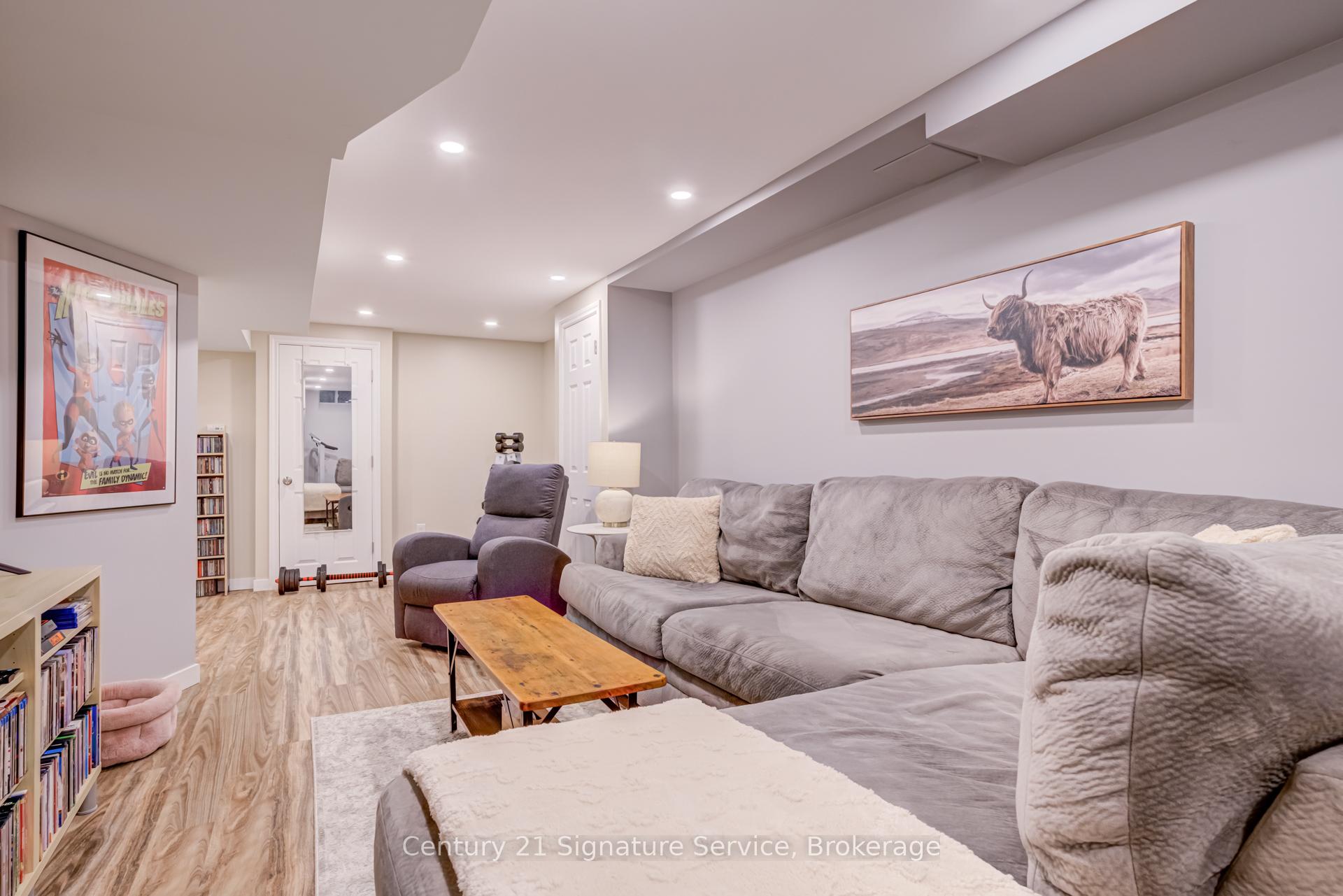 3 Bedrooms Condo at 2230 Walkers, Burlington For sale