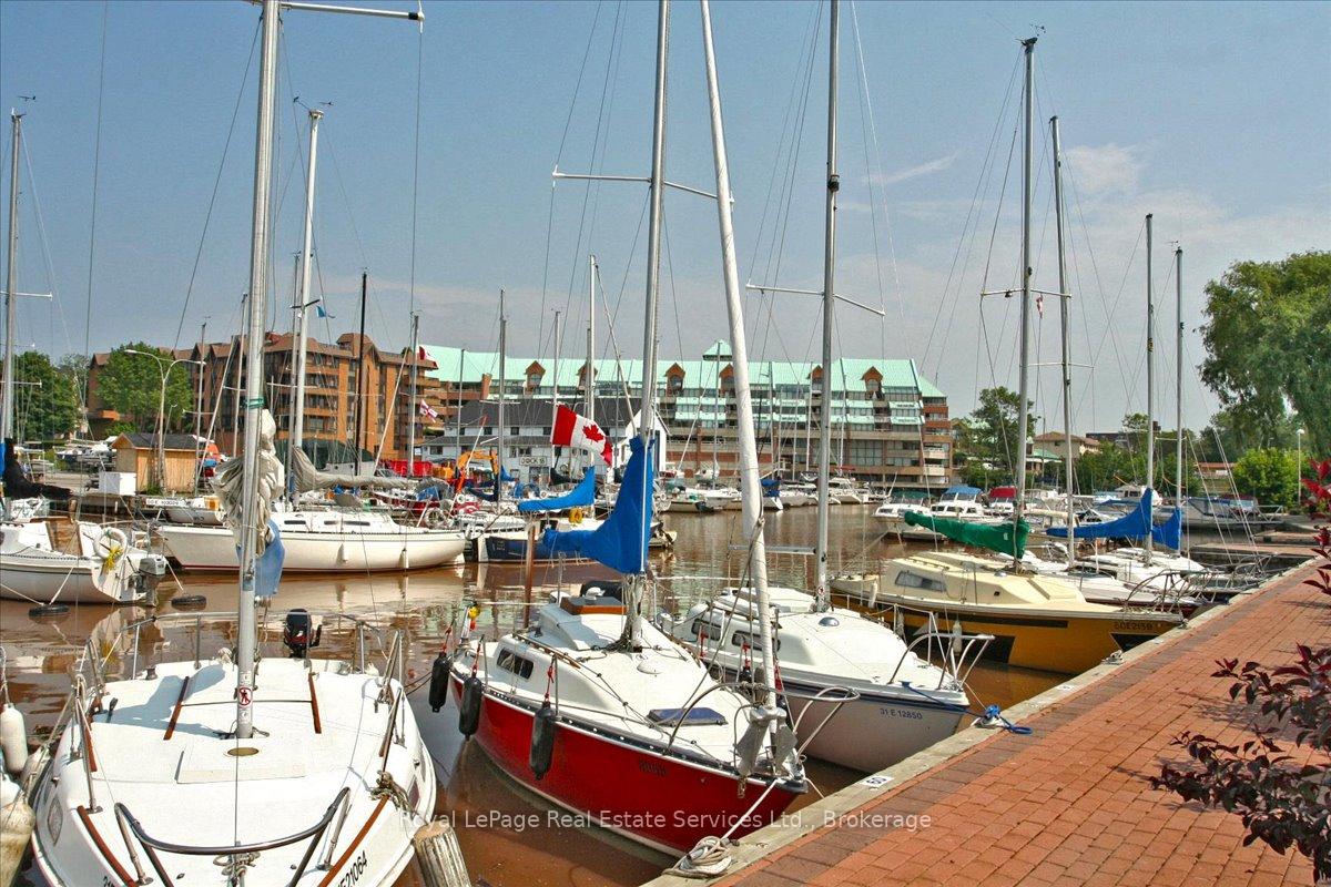 2 Bedrooms Condo at 100 Bronte, Oakville For sale