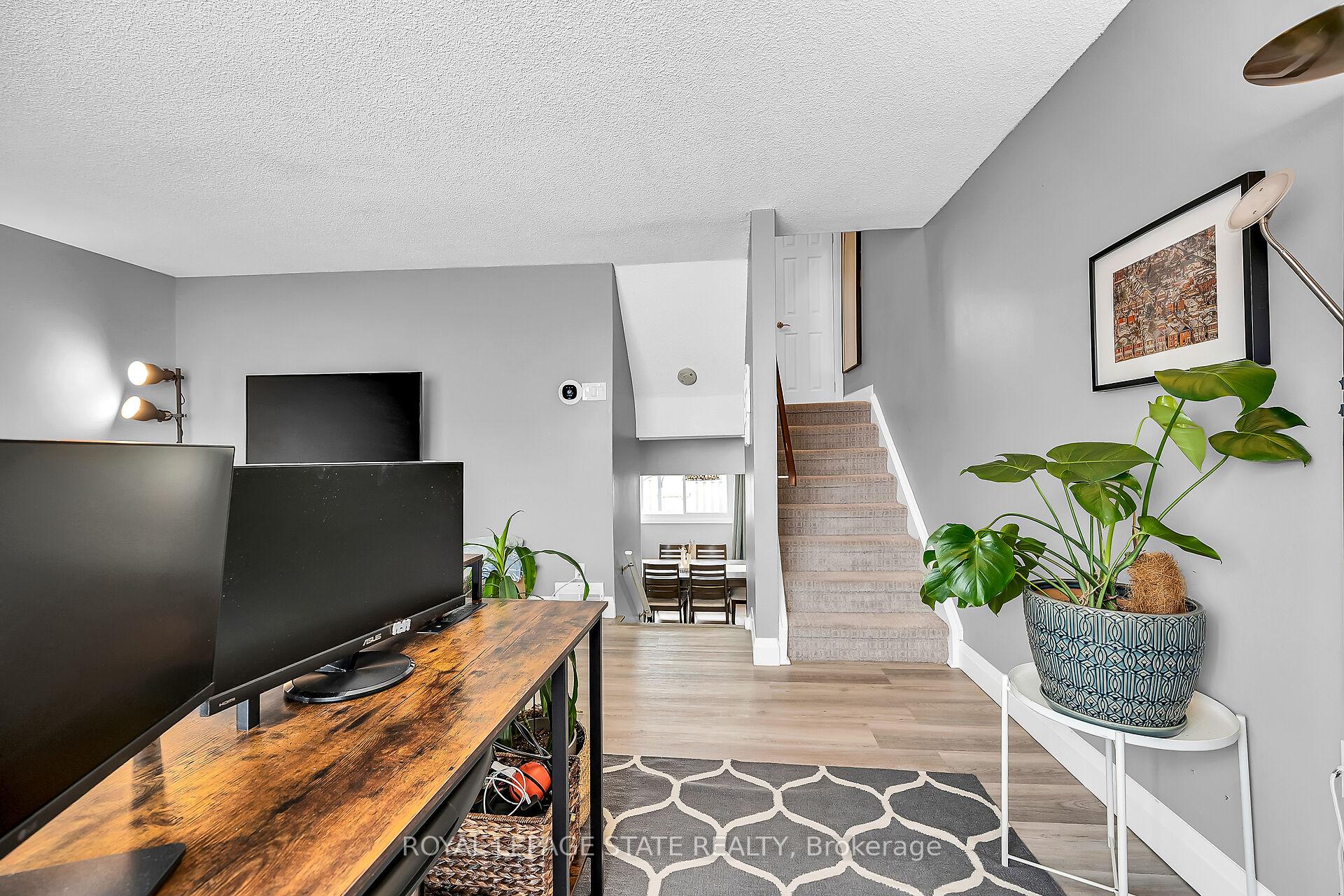 3 Bedrooms Condo at 444 Stone Church, Hamilton For sale