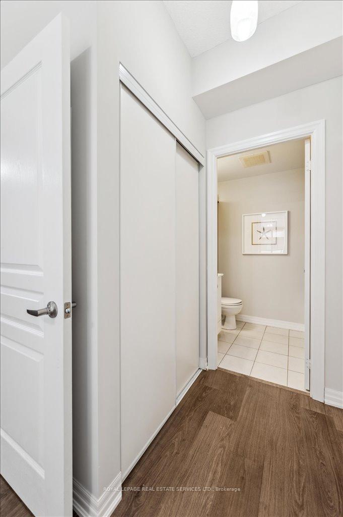 2 Bedrooms Condo at 1940 Ironstone, Burlington For sale