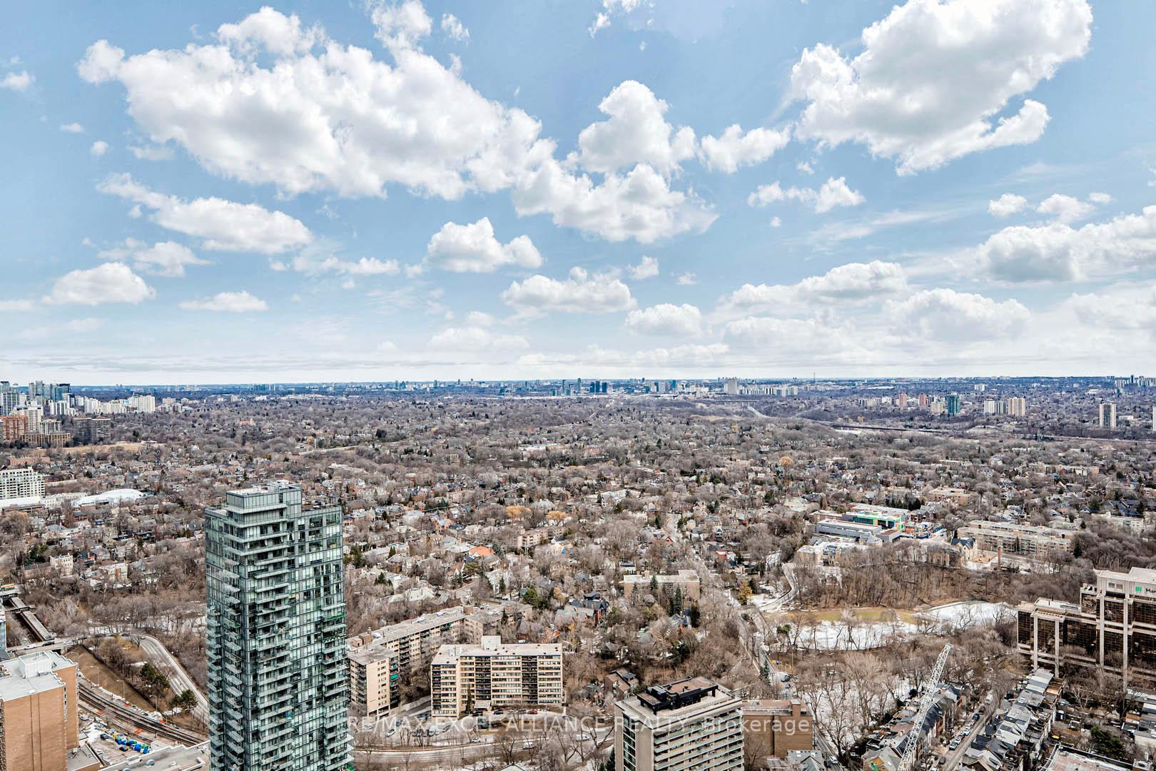 3 Bedrooms Condo at 8 Cumberland,  Toronto For sale