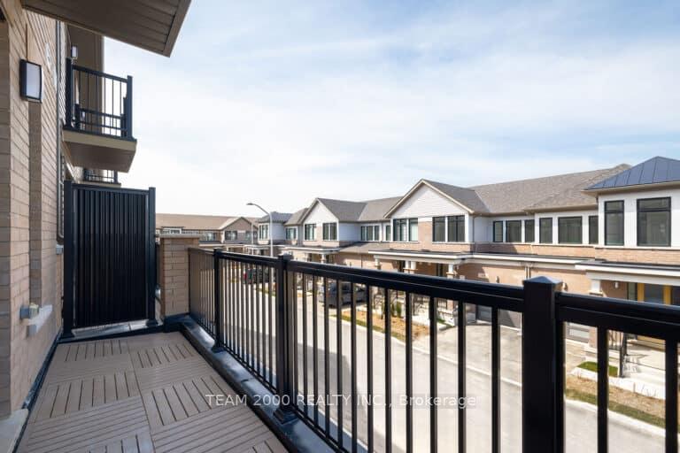 3 Bedrooms Condo at 10 Freedom, Hamilton For sale